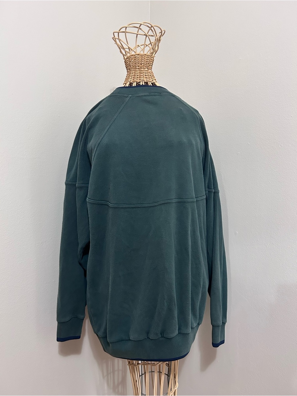 Vintage 90’s Gant Classic Sportswear Crewneck with Golf Scene Embroidery - Picture 2 of 7